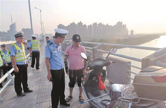 2日下午,丰泽和鲤城交警大队联合北峰街道城管办,浮桥街道城管办等