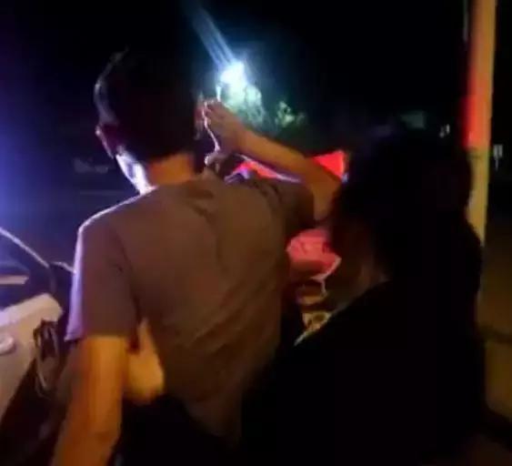 阜阳一男子醉酒睡路边,被送回家后他向警察做了一个动作