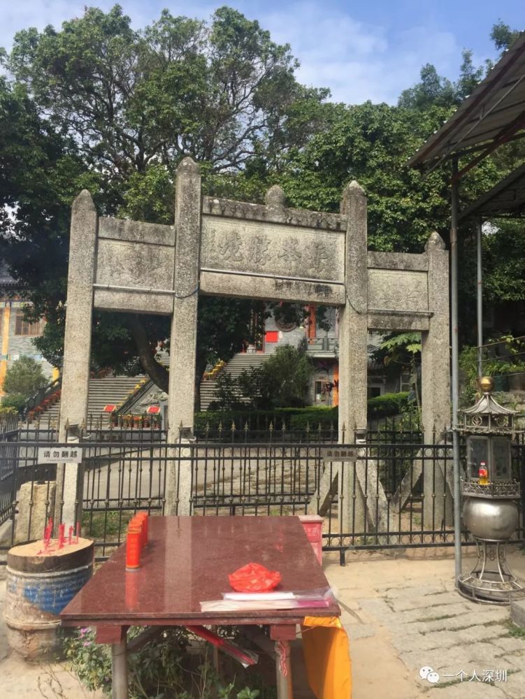 东山寺位于深圳市龙岗区大鹏街道办鹏城村东面,背山临海.