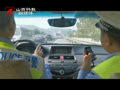 山西临汾:高速警车为生命开道 视频