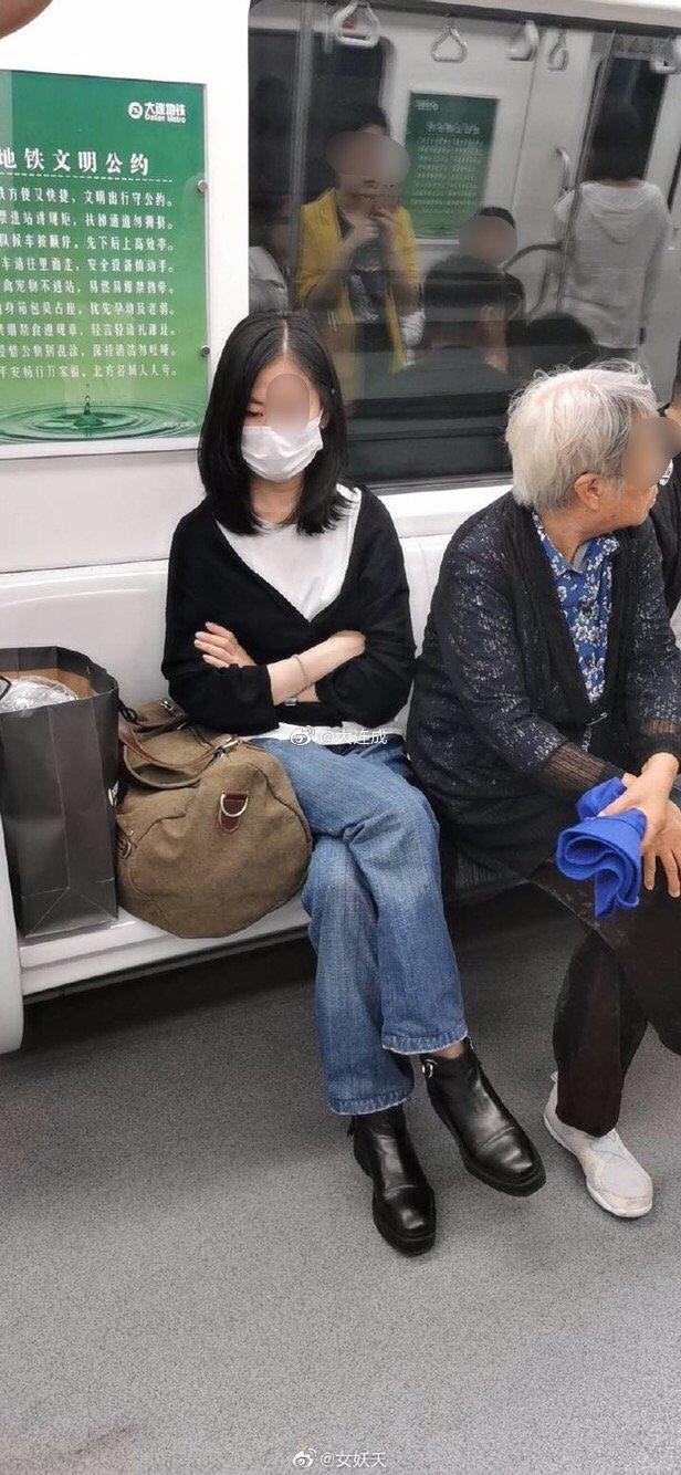 女孩挟包占座致老人无座 大连地铁官方怒斥:你的包买票了吗?