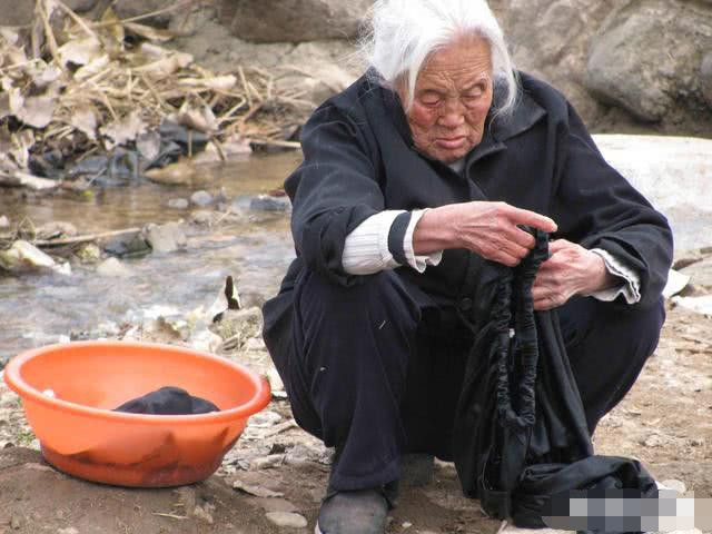 既有退休金,又有新农合,农村老人为何驼背还要干活?啥