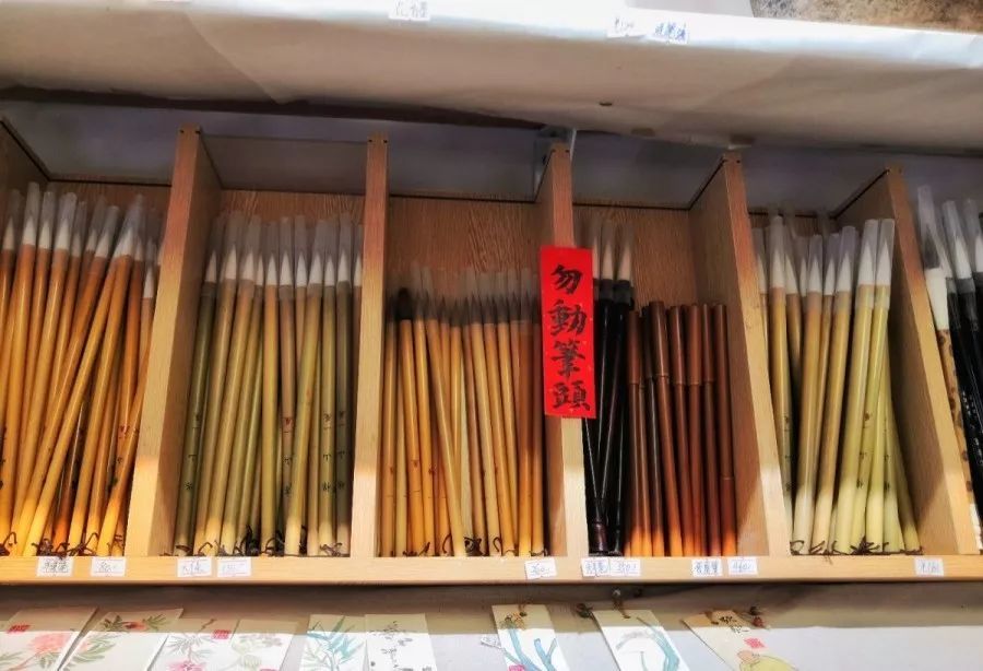 一家传统书画店 店内笔墨纸砚,细腻的宣纸和纸扇