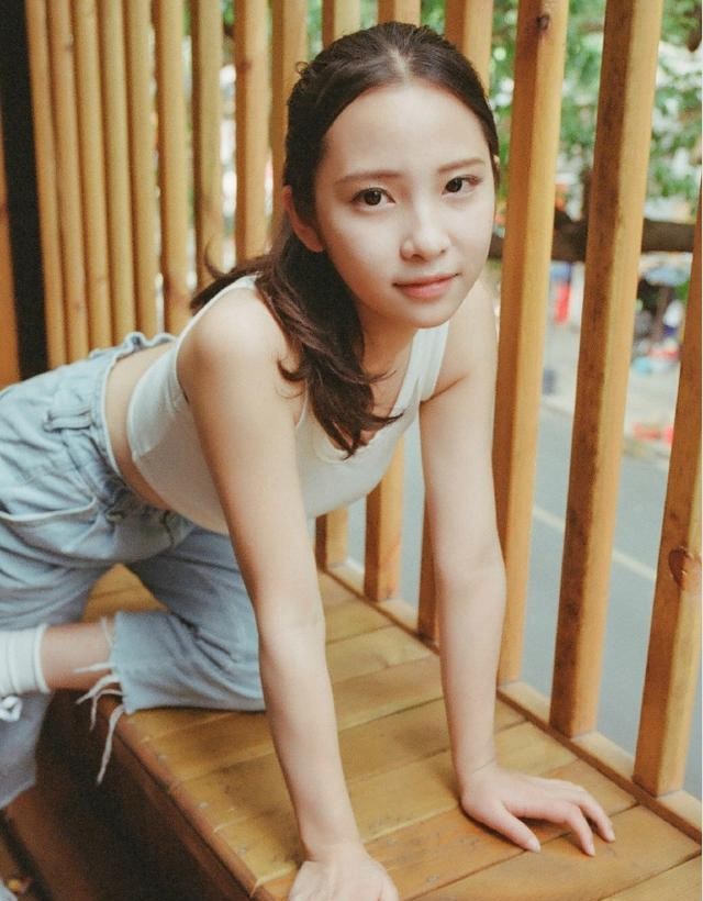 人像摄影:00后清纯素颜小美女休闲生活照,娇嫩肌肤少女范十足