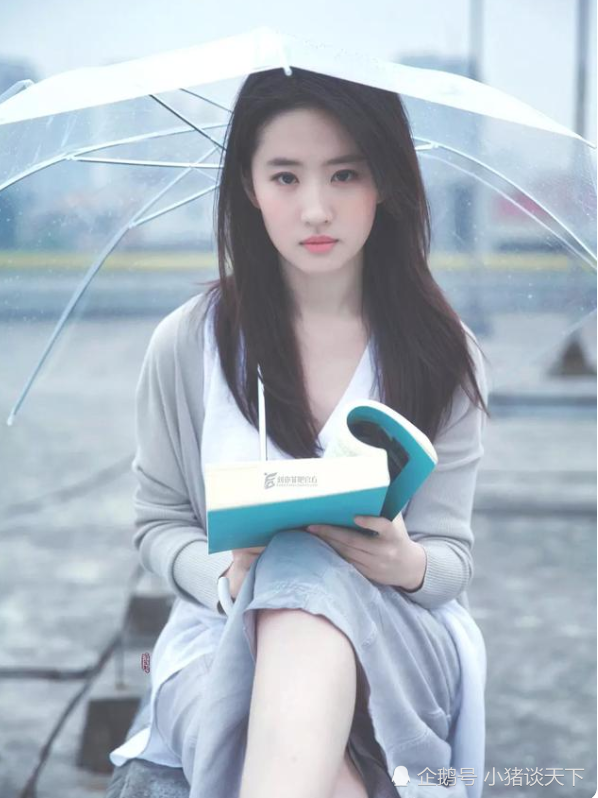 刘亦菲真自信,32岁硬是穿出23岁少女感!