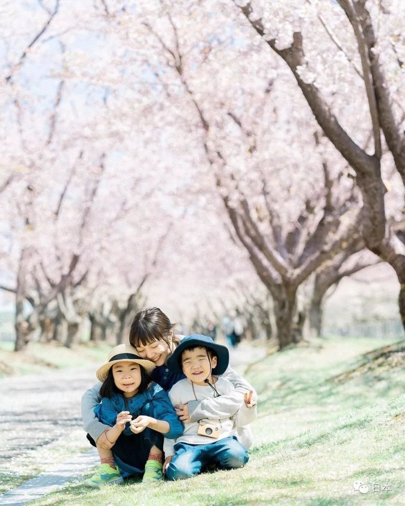 日本一妈妈"偷拍"女儿和儿子的照片火遍ins!