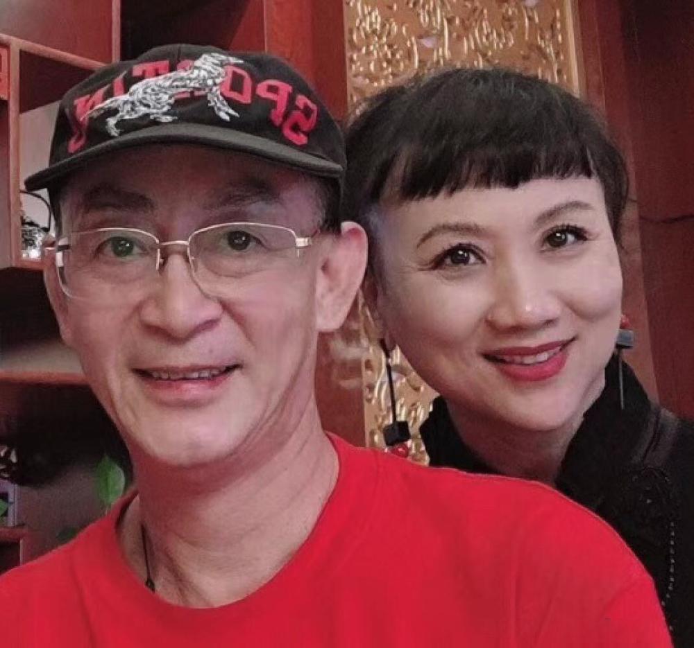 六小龄童为妻子庆生,却被网友误认成李玲玉,手上的戒指亮了