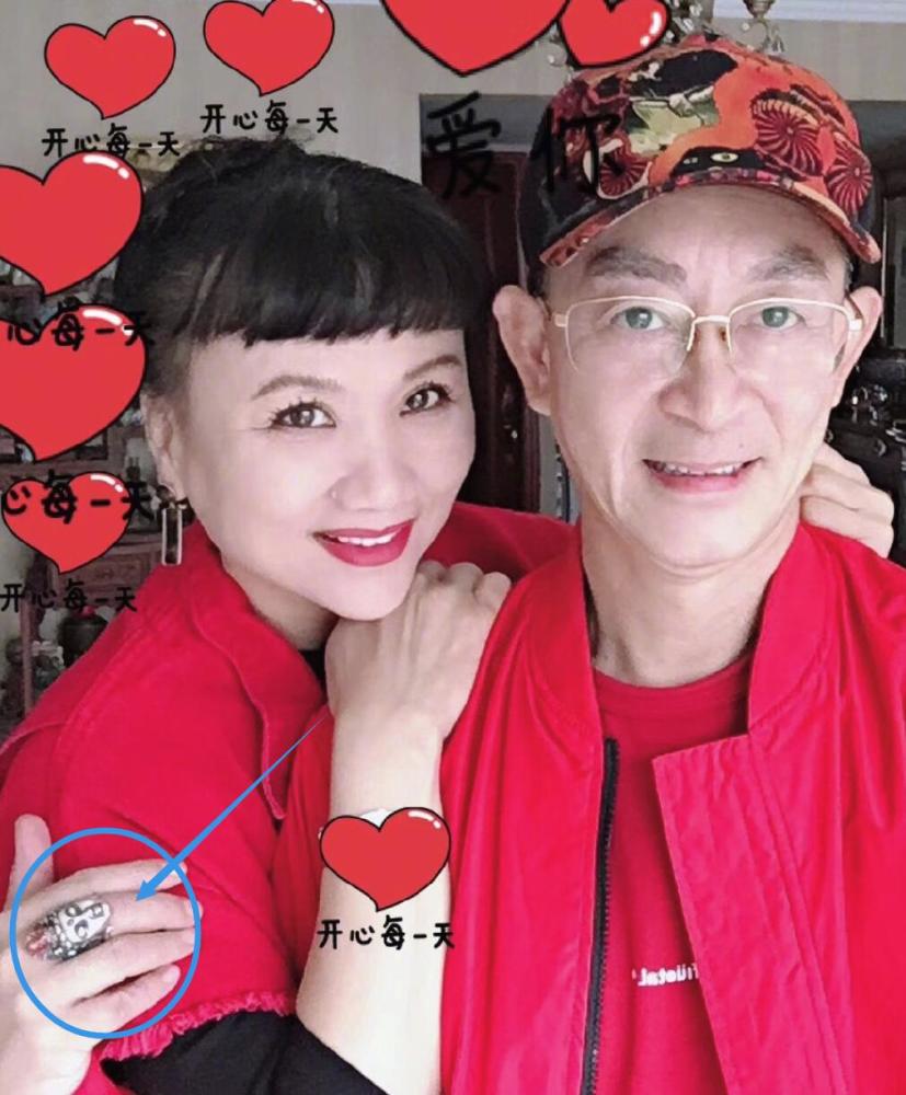 六小龄童为妻子庆生,却被网友误认成李玲玉,手上的戒指亮了