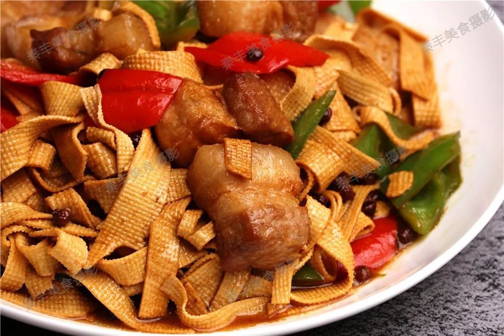 红烧肉豆腐皮,吃一口香甜爽滑,嫩烂多汁,真馋人!