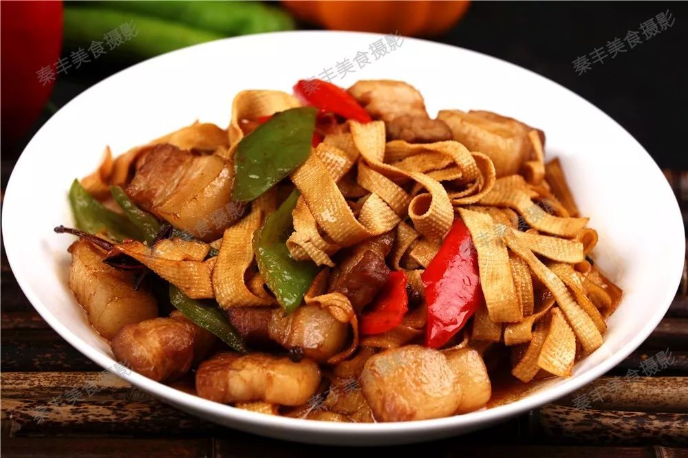 红烧肉豆腐皮,吃一口香甜爽滑,嫩烂多汁,真馋人!