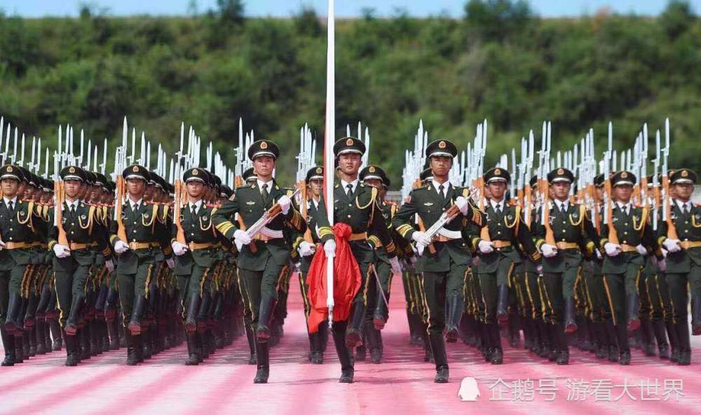 老外看中国阅兵仪式,却说是复制粘贴的"机器人",太整齐了!