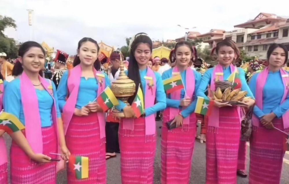 缅甸男女都喜欢穿裙子,女性的"筒裙"感觉非常的好看,很鲜艳哦
