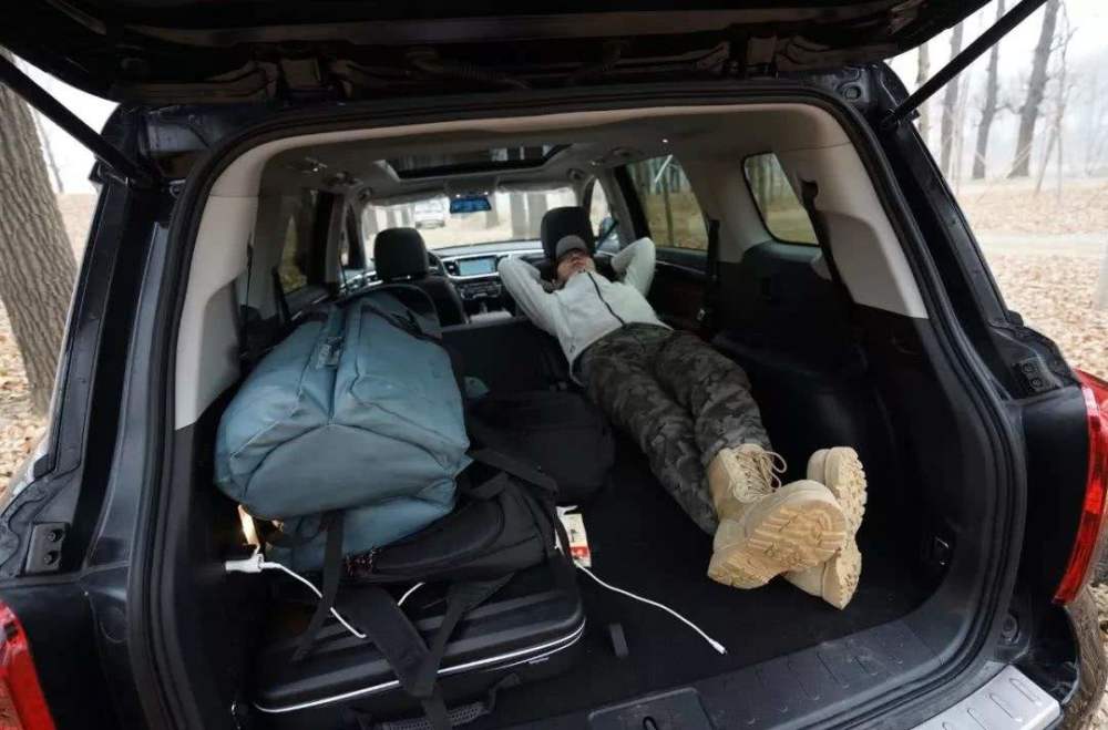 汽车后排座椅可以放倒吗?有一个车主这么做了后,悔得肠子都青了