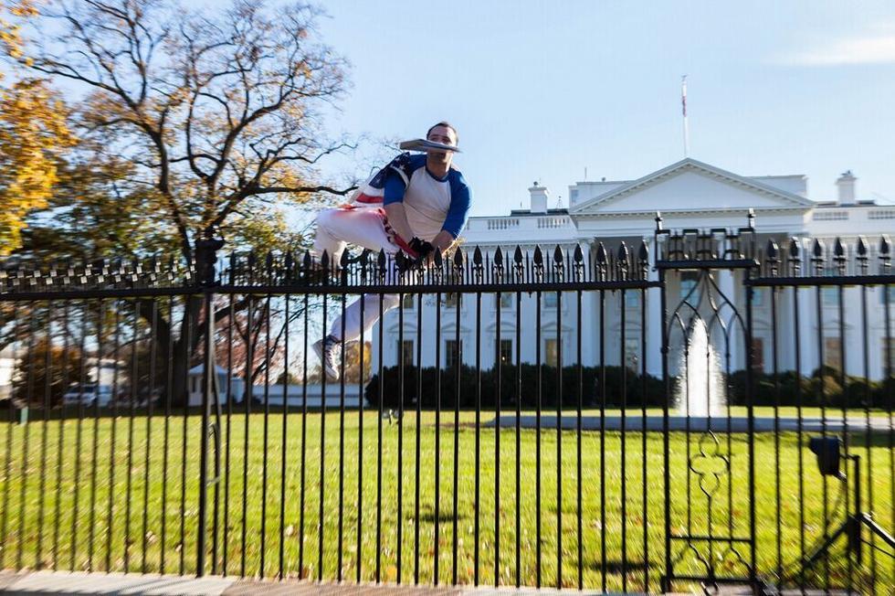 美国男子身披国旗强闯白宫