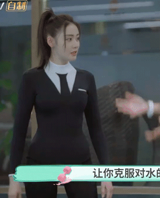 路人拍张天爱故意不开瘦腿,无滤镜下,网友:实名羡慕这
