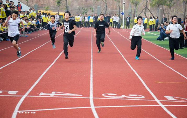 初中体育课老师一般会先让我们做几个基本健身动作,才会让学生自由