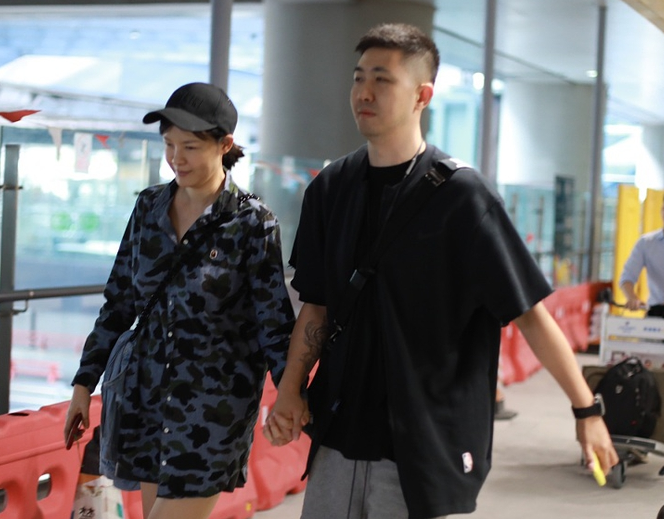李艾,张徐宁夫妇现身上海机场.