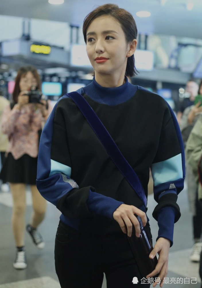 佟丽娅街拍,简直太美了,网友:宝刀未老!
