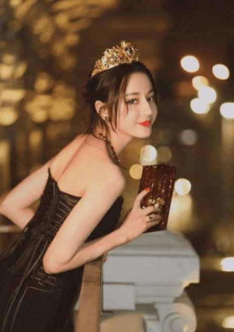 热巴"秀腿"一点都不含糊,看到全身照一瞬:这比例真实存在?