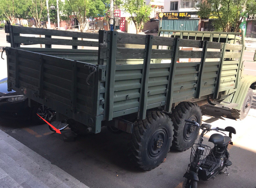 东风6驱军用越野卡车,如今被遗弃在街头,用砖头垫着防止溜车!