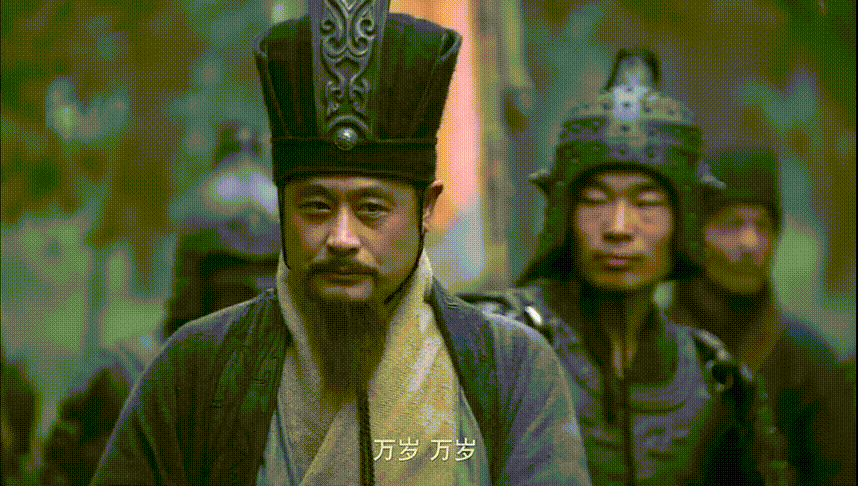 此举引起在场汉室忠臣的愤怒,张飞两眼怒瞪曹操;关羽拔刀想杀之,刘备