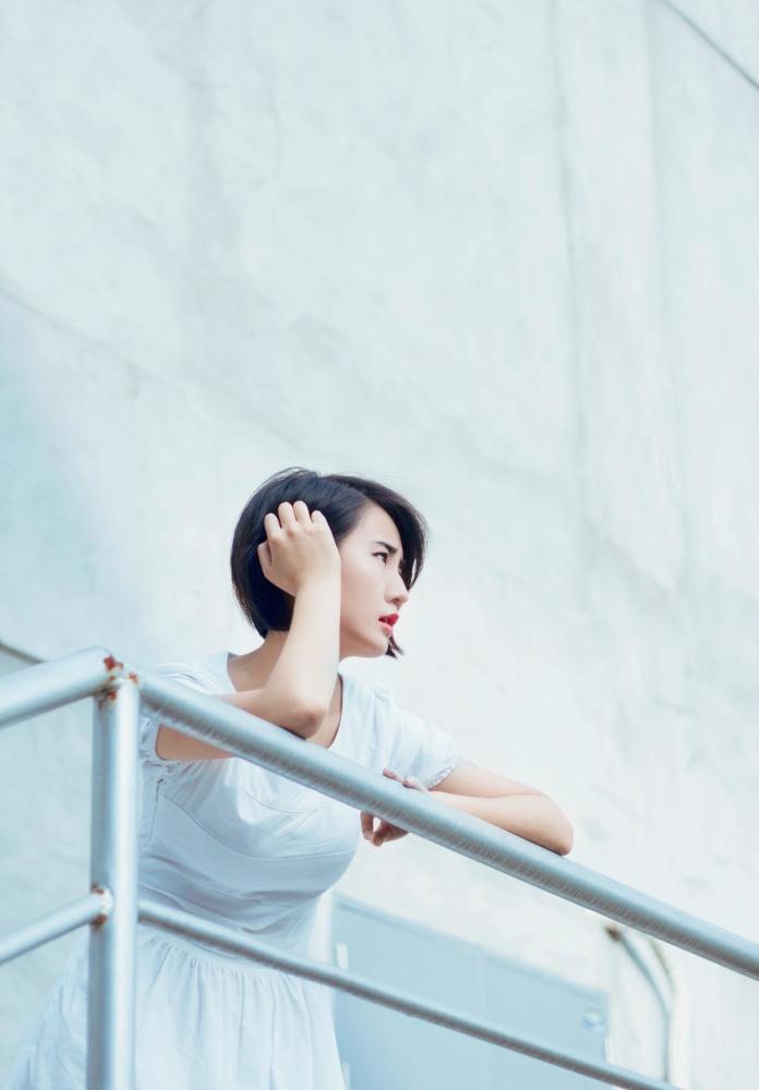 短发少女在阳光下,透明感十足
