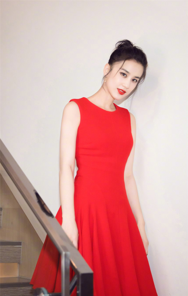 黄圣依的优雅写真照,一身无袖红裙穿出端庄雅致魅力,很美