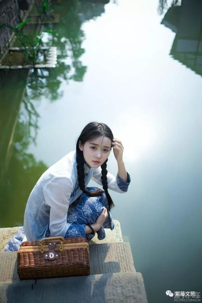 江南 有很多的河堤 苏堤 白堤 江南 垂柳如烟 婀娜多姿 就如江南美女