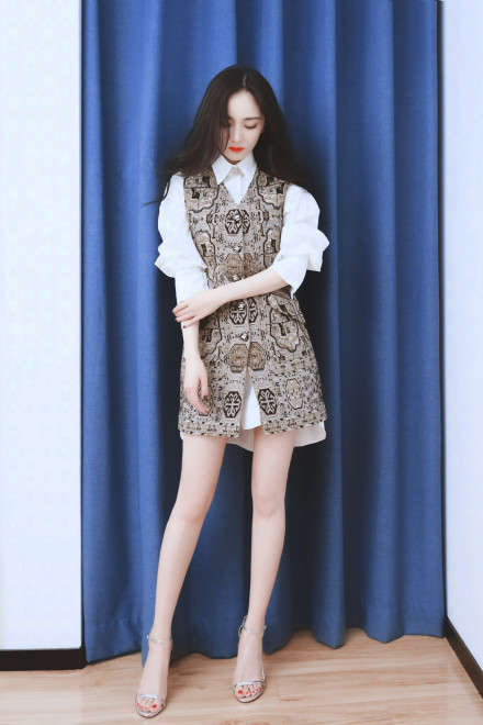 杨幂中国达人秀造型,尽显女性魅力,这大长腿简直让人a