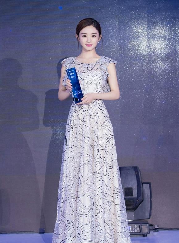 赵丽颖终于上线营业了!丝绒礼服勾勒纤细腰肢,生完孩子反倒更美