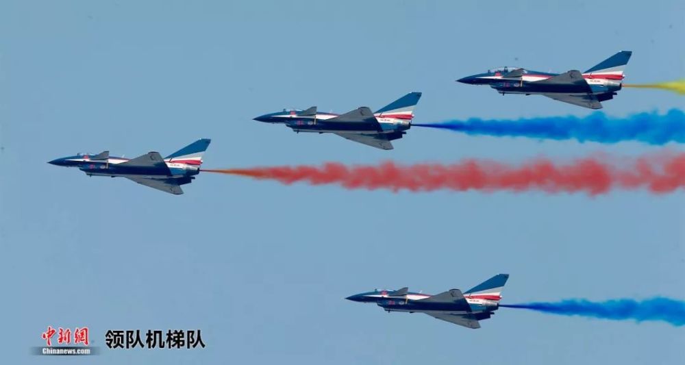 在新中国成立70周年的阅兵式上,1架空警-2000和8架歼-10飞机组成领队