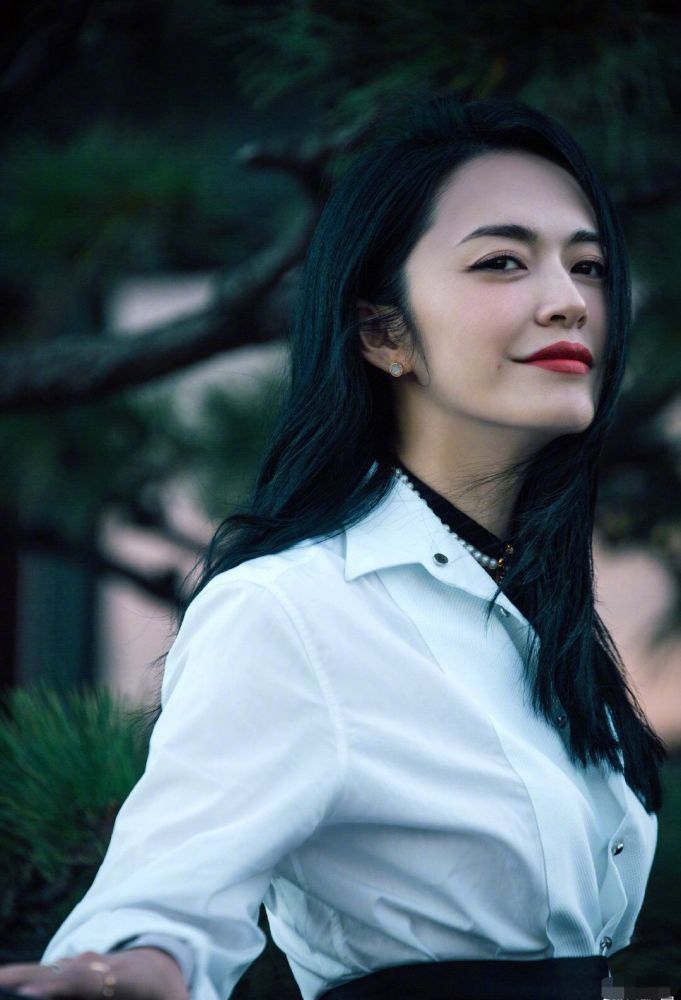 40岁姚晨获最佳女演员,长发披肩气质碾压90后女星女王