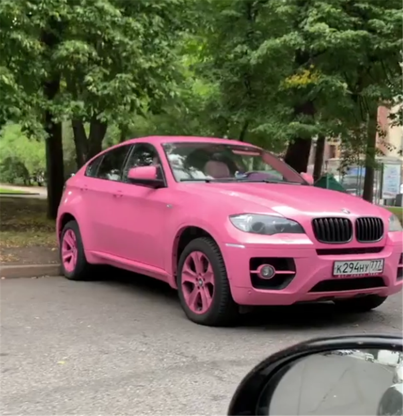 原来,这款车贴膜了粉色,而且内饰还改装成粉色,非常骚气,全车除了