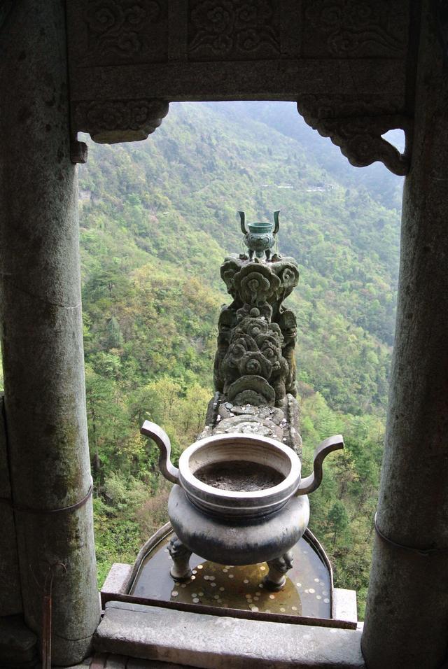 武当山"最危险"香炉,不计其数香客因此丧命,网友:保命