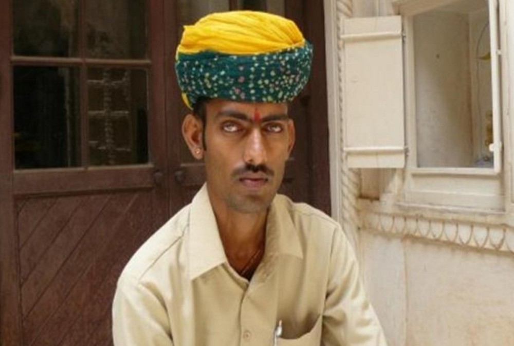 印度天气那么热,有些印度男人为何要包个头巾?长见识了!