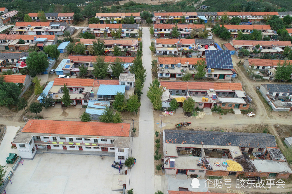 航拍:烟台莱阳这个村虽然建在山坡上,但布局相当整齐