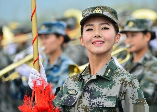 国庆最美女兵高远回母校慰问照片流出!褪下军装后气质