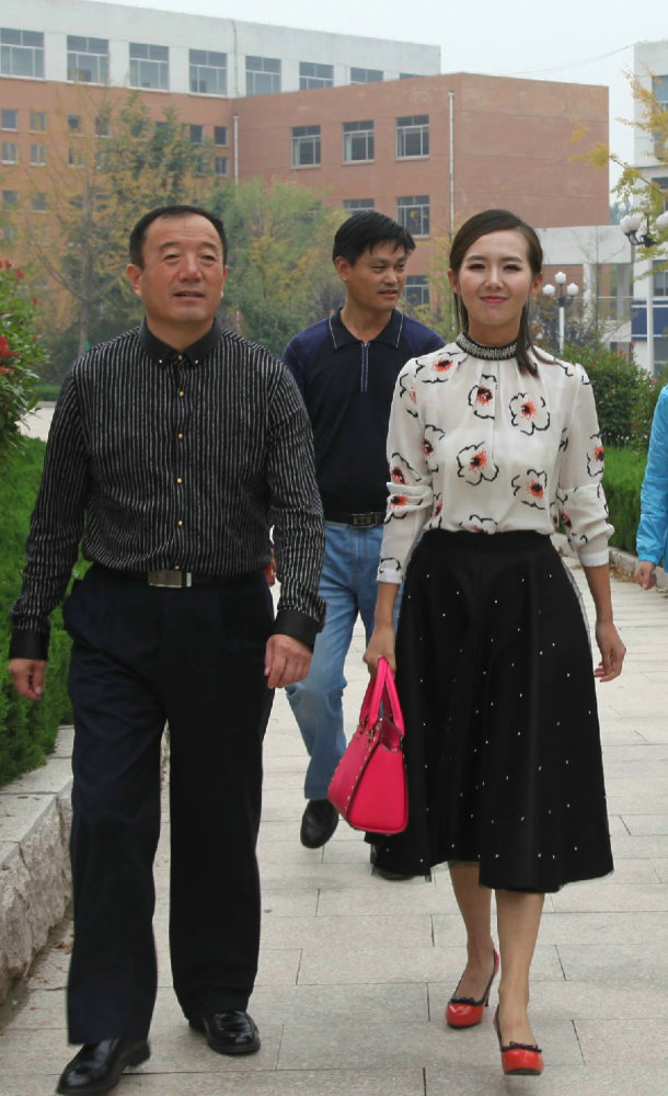 国庆最美女兵高远回母校慰问照片流出!褪下军装后气质