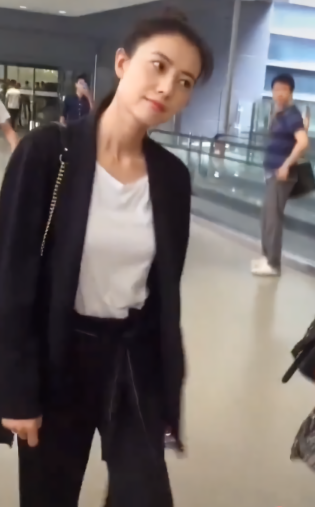 高圆圆产后现身,40岁穿西装颜值爆表,路人高糊图比精修还美!
