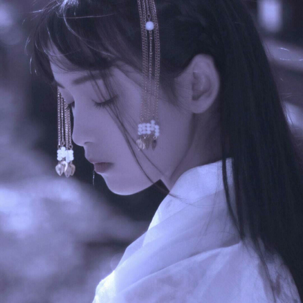 悲伤女生头像:暗恋这种东西太卑微了