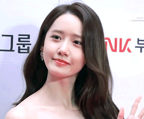 林允儿,baby电影节红毯比美,一红一黑惊艳万分,满是