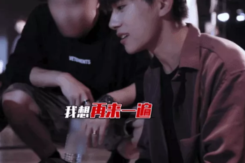 易烊千玺也怕脱粉啊,mv疑似牵手女伴舞,谁知道花絮却亮了!
