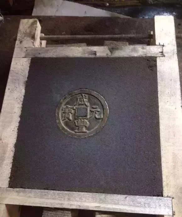 待铜液凝固冷却后,打开沙盒,取出钱树,掰下铸造的钱币再统一进行打磨