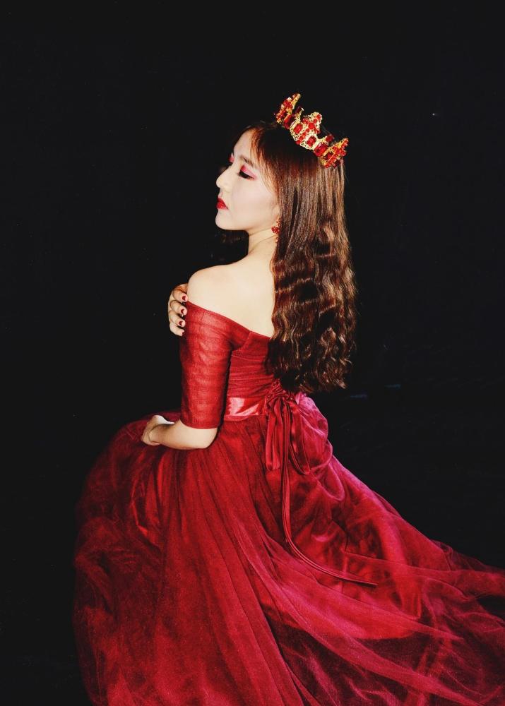 红色的皇冠戴在头上,是个美丽的公主