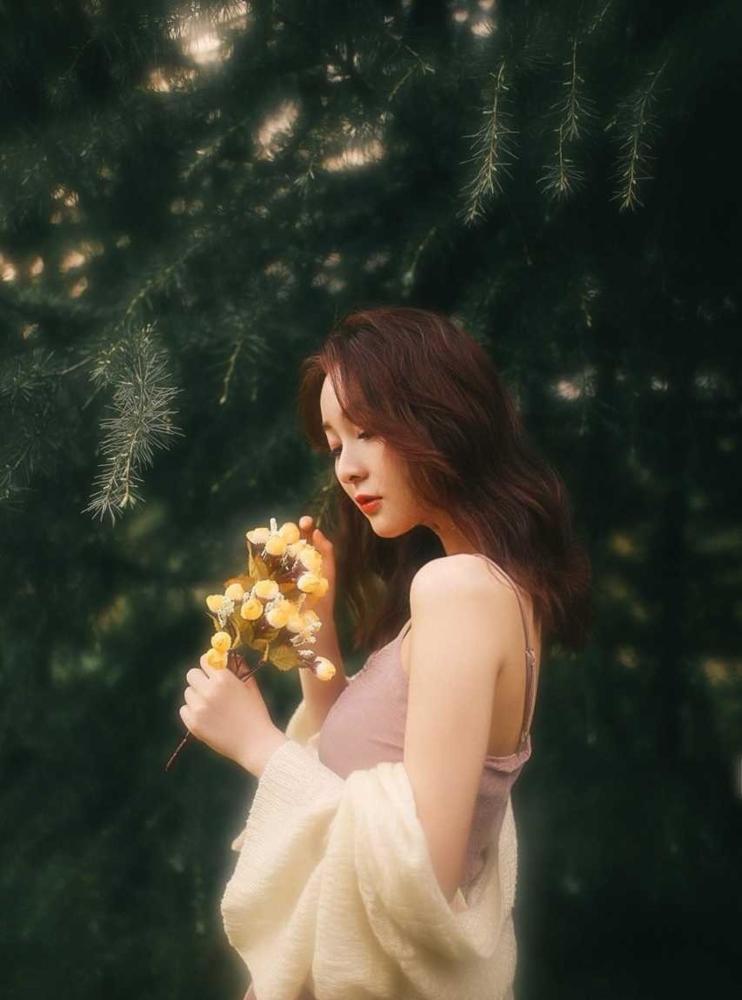 闲卧草地的标致女神,藕粉高级感吊带裙