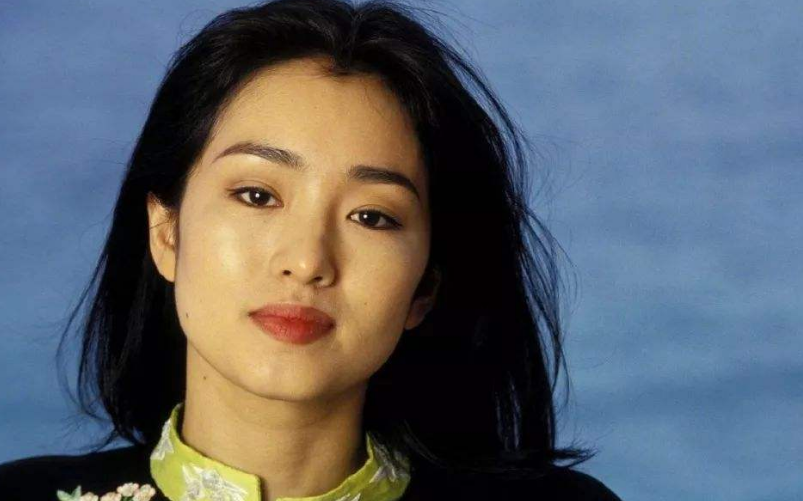 巩俐饰演《中国女排》郎平一角造型曝光,高度还原本人
