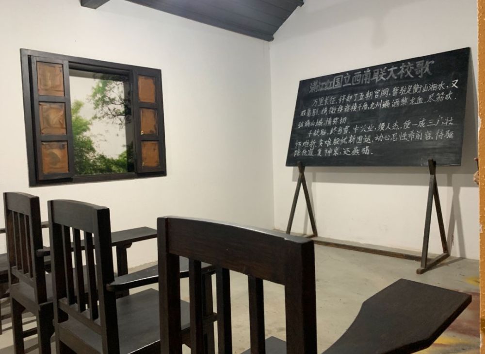 女生走夜路,听到后面的脚步声以为是坏人,回头一看,才知道是曾昭伦,他