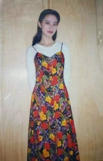 穿着花裙子是多么美丽动人