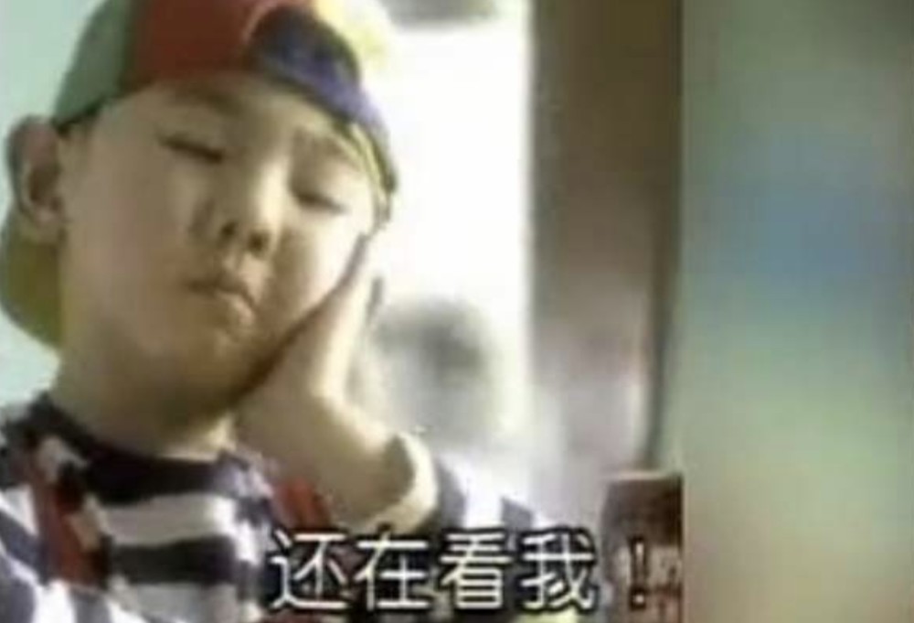 这是什么哇,哇,是旺仔牛奶,在看我,还在看我,再看我我就把你喝掉!