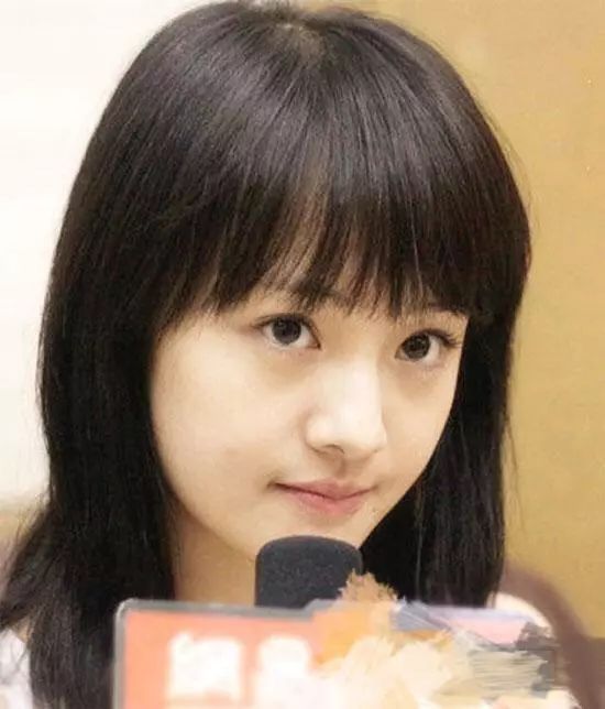 只不过对比郑爽出道初期的小肉鼻,和如今鼻子的差别可以说是非常明显